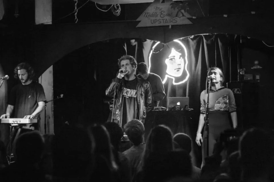 TV Girl: Conquistando el algoritmo